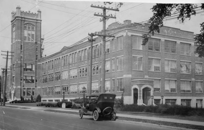 1920s photo of the Fuller Brush plant in Hartford