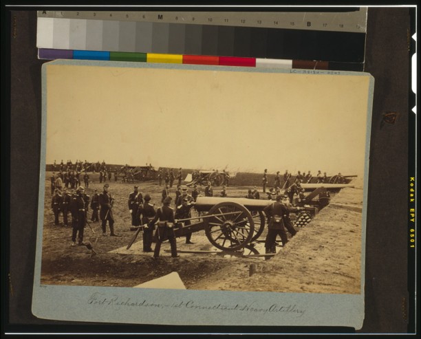 Soldiers with cannons, 1st Connecticut Heavy Artillery