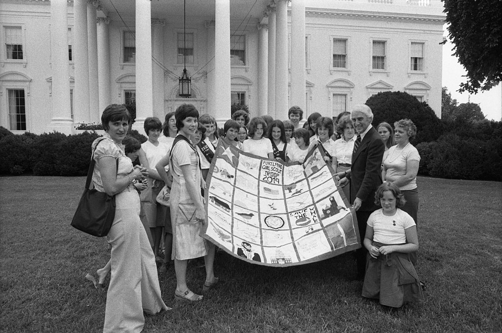 [[File:Members of Girl Scout Troop -2019 of Portland, Connecticut, Presenting a Bicentennial Quilt They Made to Milt Mitler on the North Lawn of the White House - NARA - 30805973.jpg|Members of Girl Scout Troop -2019 of Portland, Connecticut, Presenting a Bicentennial Quilt They Made to Milt Mitler on the North Lawn of the White House - NARA - 30805973]]